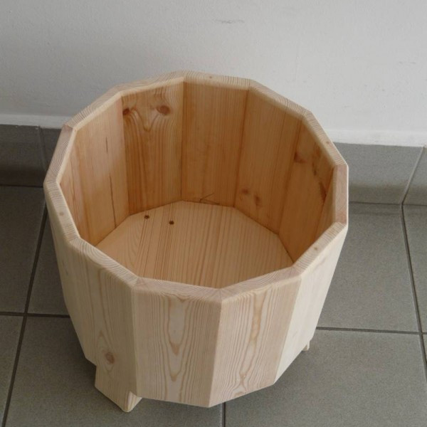 Háromlábú virágláda