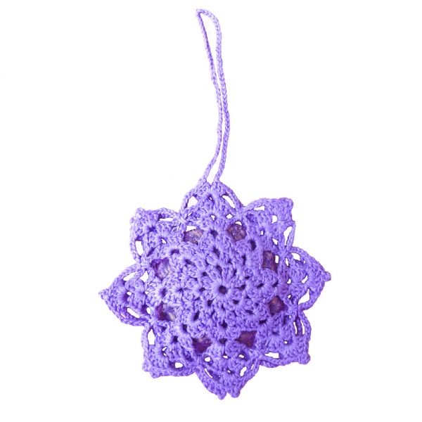 Horgolt lila levendulacsillag organzatasaban levendulavirággal